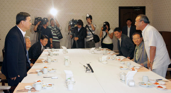 이종석 통일부 장관(왼쪽 끝)이 9일 낮 서울 세종로 정부중앙청사 국무위원 식당에서 북한의 큰물 피해 지원방안을 논의하기 위해 9개 대북협력민간단체협의회 상임위원들과 만나 인사를 나누고 있다. 이종근 기자 <A href="mailto:root2@hani.co.kr">root2@hani.co.kr</A>