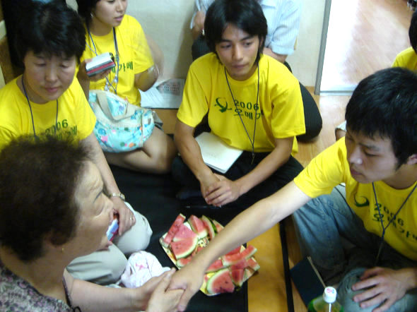 10일 오전 정신대 할머니 이용수씨가 집을 찾아온 일본인 카네코 유타의 손을 잡으면서 “역사를 바로 잡아 달라”며 간곡히 당부하고 있다.