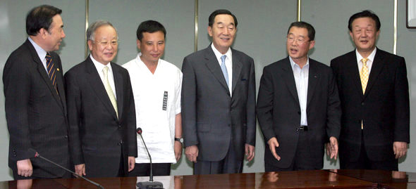 이상수 노동부장관, 손경식 대한상공회의소 회장, 조준호 민주노총 위원장, 이수영 경영자총협회 회장, 이용득 한국노총 위원장, 조성준 노사정위원장(왼쪽부터)이 10일 오후 서울 마포구 경영자총연합회 회의실에서 노사정 대표자회의를 하기에 앞서 이야기를 나누고 있다. 이종찬기자 <A href="mailto:rhee@hani.co.kr">rhee@hani.co.kr</A>