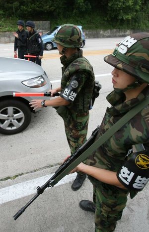 10일 경기도 가평에서 발생한 무장 탈영사건과 관련 주요 길목인 강원도 춘천시 강촌검문소에서 군인과 경찰이 검문 검색을 강화하고 있다. (연합뉴스)