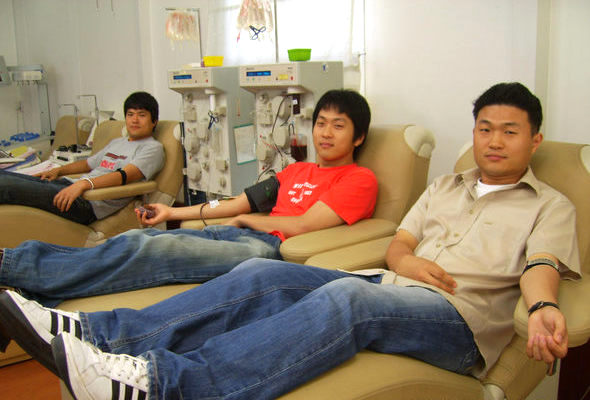3형제가 모두 50회 이상 헌혈에 참여해 적십자사로부터 곧 포상을 받는다. 오른쪽부터 첫째 소순홍, 셋째 순일, 둘째 순민씨 모습이다. 적십자사 전북혈액원 제공