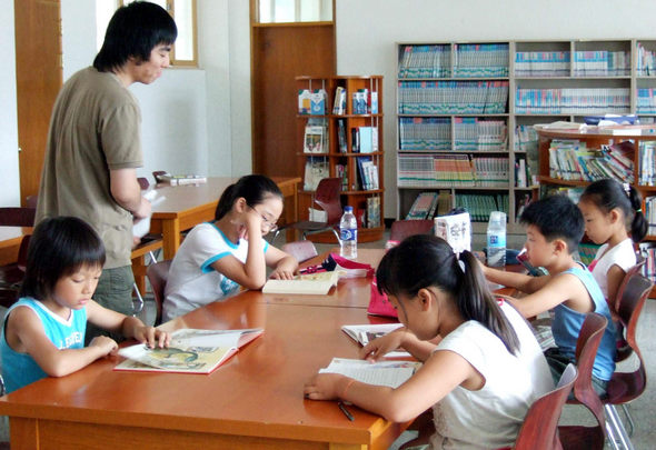 지난 11일 강원 속초시 영랑초등학교 도서실에서 방학 중 보육프로그램에 참여한 아이들이 책을 읽고 있다.