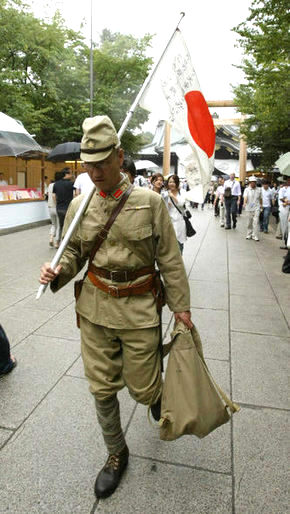 고이즈미 준이치로 일본 총리가 한국·중국 등의 경고에도 아랑곳않고 A급 전범들이 합사된 도쿄 야스쿠니 신사를 참배한 15일 오전, 옛 일본군 복장의 한 일본인이 신사를 참배한 뒤 걸어나오고 있다. 도쿄/김정효 기자 hyopd@hani.co.kr