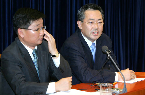 <b>“문제 없었다”</b> 박남춘 청와대 인사수석(오른쪽)과 전해철 민정수석이 16일 오후 청와대 춘추관 브리핑룸에서 유진룡 전 문화관광부 차관에 대한 조사 배경과 결과를 설명하고 있다. 장철규 기자 <A href="mailto:chang21@hani.co.kr">chang21@hani.co.kr</A>