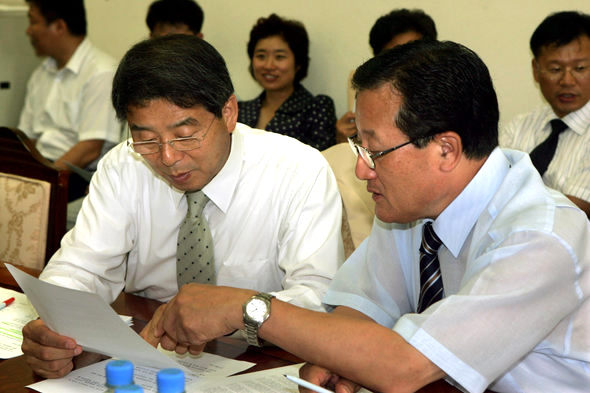 <b>“진상 캐낼 것” </b> 한나라당 ‘유진룡 전 문화관광부 차관 파문 진상조사단’ 이계진 조사단장(왼쪽)과 김학원 의원이 16일 국회에서 열린 1차 회의에서 관련 자료를 검토하고 있다. 김종수 기자 <A href="mailto:jongsoo@hani.co.kr">jongsoo@hani.co.kr</A>