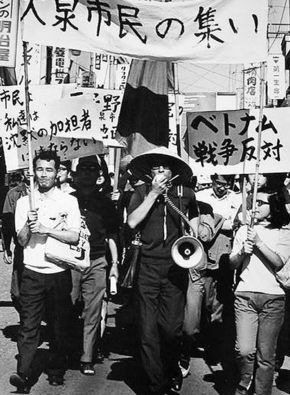 1969년 중반 무렵 미군 아전병원이 있던 아사카 시내에서 베트남전쟁 반대시위를 벌이고 있는 오이즈미 시민들. 가운데 필자, 왼쪽은 시미즈 도모히사 교수. 이다 다카오가 찍었다.