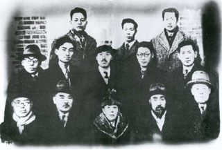 강 목사가 1946년 좌우합작 위원들과 함께 기념촬영 한 모습. 앞줄 왼쪽부터 안재홍, 김붕존, 김규식, 가운데 줄 왼쪽 두번째가 강원룡 목사. 평화포럼 제공