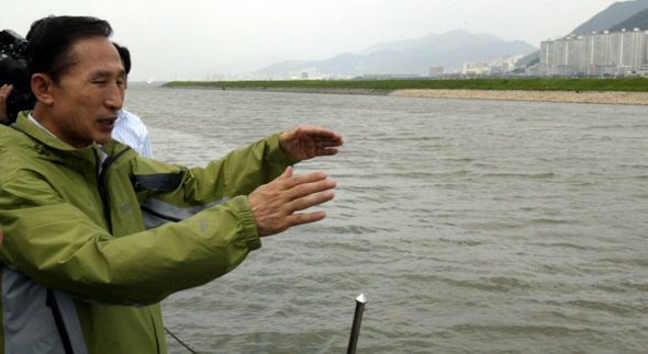 이명박(李明博) 전 서울시장이 내년 대선후보 경선에서 제1공약으로 내세울 ‘내륙운하‘의 청사진을 구체화하기 위해 17일 부산 을숙도공원을 방문, 현장을 둘러보고 있다. 연합뉴스