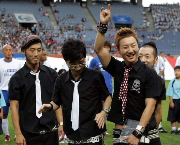 K리그 홍보대사된 노브레인 20일 저녁 인천 문학경기장에서 열린 프로축구 K리그 올스타전에서 그룹 노브레인이 K리그 홍보대사 임&#47744;장을 받은후 웃고 있다. (인천=연합뉴스)