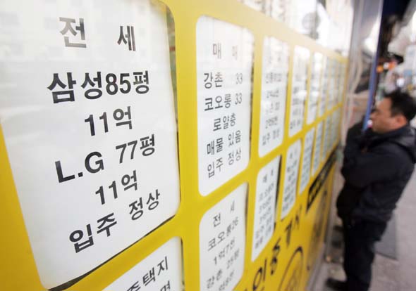 정부가 지난 1998년 5월일~99년 12월, 2000년 11월~2003년 6월 기간 중에 취득한 신축주택에 한해 양도소득세를 물리지 않는 특례제도를 개선하기로 하면서 1가구 2주택자들이 기존 주택을 팔려고 내놓는 현상이 늘어나 전망이다. 특례제도의 적용을 받는 1가구 2주택자들이 기존 주택을 팔 때 양도세를 내지 않으려면 내년 말까지 집을 처분해야 하기 때문이다. 한겨레 자료사진