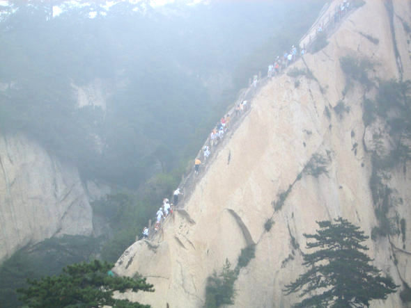 시안 근교에 있는 화산, 화산은 오악(五嶽) 가운데 서악(西嶽)으로 가장 높고 험준하다. 
무협지 작가들은 산을 가지고 무림 문파의 이름을 짓기 좋아했는데 아마도 이렇게 함으로써 허구적 강호세계에 약간의 시적인 정취를 더해줄 수 있었을 것이다.