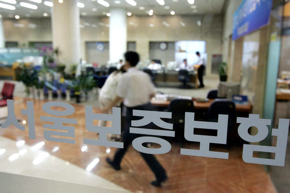 검찰이 사행성 게임 비리 의혹에 대한 수사를 확대하고 있는 가운데 경품용 상품권 업체에 지급 보증을 선 서울 종로구 연지동 서울보증보험에서 직원들이 업무를 보고 있다. 이날 한나라당의원들은 심사 선정 의혹을 제기하며 이곳을 방문하려다 취소했다. 이정아 기자 <A href="mailto:leej@hani.co.kr">leej@hani.co.kr</A>