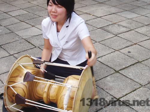 장구를 치다 팔에 근육까지 생겼다는 여학생! ⓒ인터넷뉴스 바이러스 안민희