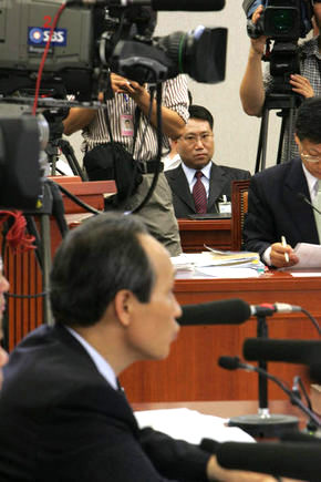 양정철 청와대 홍보기획비서관(맨 뒤)이 25일 국회 운영위원회에 참석해, 의원들의 질문에 답하고 있는 이병완 청와대 비서실장을 지켜보고 있다. 김태형 기자 <A href="mailto:xogud555@hani.co.kr">xogud555@hani.co.kr</A>