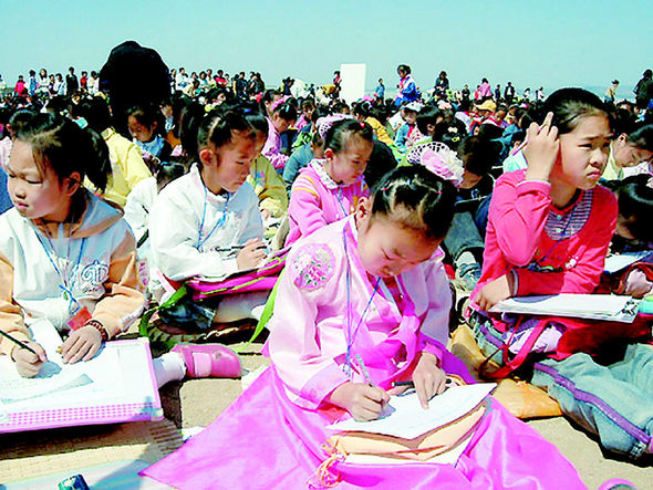 지난 5월 중국 연변과학기술대에서 열린 ‘동북3성 조선족 소학교 백일장’에 참가한 어린이들 모습. 연변 조선족 자치주 61개 소학교 학생들이 한자리에 모이는 대규모 한글 글짓기 대회다.  연변인민출판사 월간 <소년아동> 제공