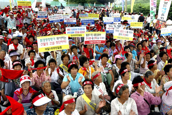 30일 오후 경북 경주시 양북·양남·감포 지역에 한국수력원자력 본사 유치를 촉구하는 현수막이 걸려 있다. 경주/연합뉴스