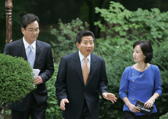 노무현 대통령이 지난 30일 오후 청와대 상춘재에서 과 ‘방송의 날’을 기념하는 특별회견을 녹화하고 있다. 노 대통령의 회견은 31일 저녁 방영됐다. 청와대 제공