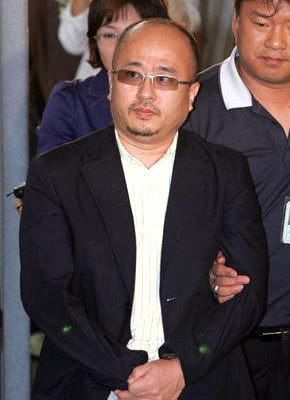 사행성 성인 오락실을 운영한 혐의로 1일 밤 구속된 김민석 한국컴퓨터게임산업중앙회 회장이 이날 오후 영장 실질심사를 받기 위해 서울중앙지방법원으로 들어서고 있다. 이정아 기자 <A href="mailto:leej@hani.co.kr">leej@hani.co.kr</A>