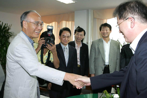 김신일 교육부총리 내정자(왼쪽)가 1일 오후 임시사무실이 마련된 서울 동숭동 국제교육진흥원 사무실에서 교육부 관계자들과 인사를 나누고 있다. 장철규 기자 <A href="mailto:chang21@hani.co.kr">chang21@hani.co.kr</A>