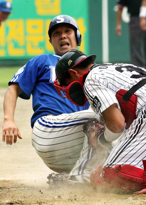 삼성의 박진만이 3일 잠실에서 열린 2006 프로야구 엘지와의 경기에서 1회초 2사 1, 2루에서 진갑용의 2루타때 득점하고 있다.연합뉴스