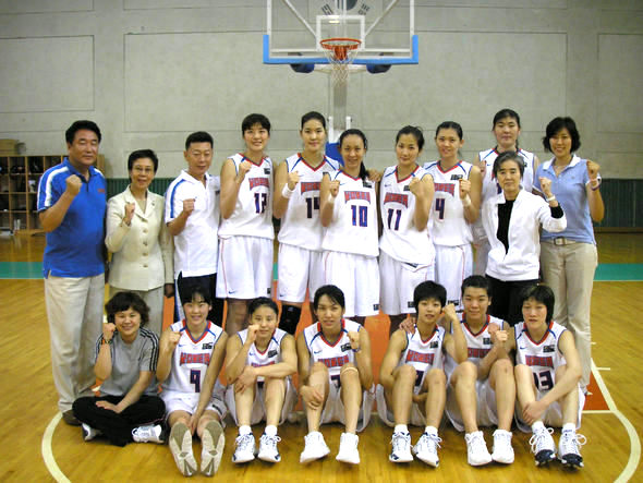 브라질 상파울루 세계여자농구선수권대회에 참가하기 위해 8일 출국하는 한국대표팀 선수단이 4일 훈련을 마친 뒤 파이팅을 외치고 있다.
