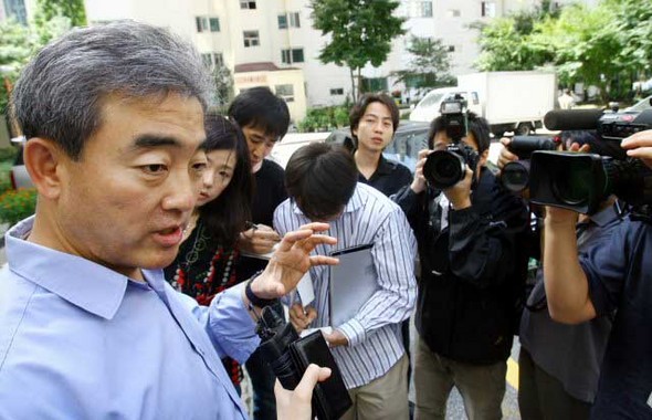 자택나서는 유진룡 전 차관 사행성 게임 비리 의혹과 관련해 5일 검찰로부터 출국금지된 유진룡 전 문화관광부 차관이 구의동 자택을 나서며 기자들의 질문에 답하고 있다.(연합뉴스)