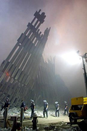 9·11 동시테러 직후 뉴욕의 소방관들이 세계무역센터 붕괴 현장에서 구조활동을 벌이고 있다. 테러의 충격 뒤 애국주의로 단결했던 미국은 5년이 지나는 동안 잇따른 전쟁과 정치적 분열에서 헤어나오지 못하고 있다. 뉴욕/AFP 연합