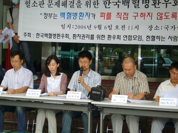 안기종 한국백혈병환우회 사무국장(가운데)
