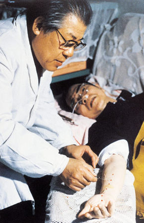 중국에선 대학에서 중의학과 양의학 기본원리를 모두 가르침으로써 서로에 대한 몰이해와 편견을 극복하고 있다. 근대중국의 문호 루쉰은 중의학에 대해 “의식적 혹은 무의식적 사기꾼”이라고 단언할 정도로 부정적이었다. 루쉰만이 아니라 근대 중국의 대다수 엘리트들도 그랬다. 하지만 “중의 때문에 중국은 세계에서 가장 많은 인구를 가지게 되었다!”는 중의 옹호론도 많다.  <한겨레> 자료사진
