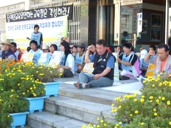 “전북지역은 장애학생을 위한 특수교육 예산이 전국 최하위 수준”이라며 전북장애인교육권연대 회원들이 7일 전북도교육청 앞에서 교육예산 확대를 요구하고 있다. 전북장애인교육권연대 제공