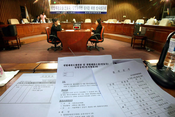 전효숙 헌법재판소장 후보자의 지명절차에 대한 한나라당의 문제제기로 7일 오전 전 후보자의 국회 인사청문회가 열리지 못한 채 정회되고 있다. 김종수 기자 <A href="mailto:jongsoo@hani.co.kr">jongsoo@hani.co.kr</A>