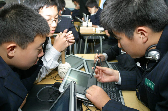 인천 부원중 학생들이 태블릿 피시를 이용해 수업을 하고 있다.