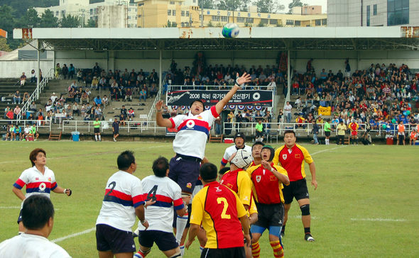 9일 서울 오류동 럭비종합경기장에서 열린 한국-중국 럭비대표팀 경기에서 한국팀 선수가 옆줄 밖에서 던진 공을 잡기 위해 손을 뻗고 있다. 맥쿼리 제공