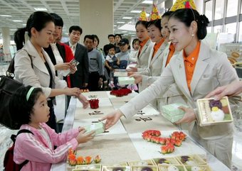제주항공 취항 100일 백일떡 증정 제주항공이 취항 100일을 맞은 12일 오전 서울 김포공항 제주항공 발권데스크 앞에서 직원들이 승객들에게 백일떡을 나눠주고 있다. (서울=연합뉴스) 제주항공 취항 100일 백일떡 증정 제주항공이 취항 100일을 맞은 12일 오전 서울 김포공항 제주항공 발권데스크 앞에서 직원들이 승객들에게 백일떡을 나눠주고 있다. (서울=연합뉴스)