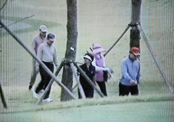 한나라당 송영선(가운데), 김학송, 공성진 의원과 송아무개 당 국방위 전문위원이 12일 경기도 화성시 발안의 해병대 사령부 골프장에서 골프를 치고 있다.  <한국방송> 9시 뉴스 화면 촬영