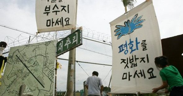 12일 오후 국방부의 미군기지 이전 예정부지 빈집 철거를 앞두고 평택 대추리의 평택미군기지확장저지 범국민대책위 소속 회원들이 마을 입구에 평화를 호소하는 깃발을 세우고 있다. 2006.9.12 (평택=연합뉴스) 자료사진.