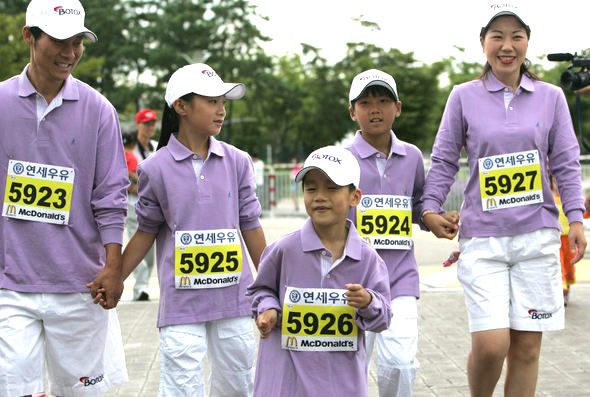 지체장애 3급인 광민이(가운데)가 16일 오전 서울 상암동 월드컵공원에서 열린 ‘난치병 어린이 돕기 세브란스 국민건강 마라톤’ 5㎞ 코스에서 아버지 김창수씨, 누나 재은양, 형 재훈군, 어머니 박미선씨(왼쪽부터)와 함께 뛰고 있다. 김진수 기자 <A href="mailto:jsk@hani.co.kr">jsk@hani.co.kr</A>