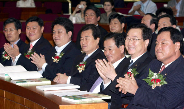 여야 국회의원 30여명이 참여하는 ‘국회 매니페스토 연구회’가 18일 국회 헌정기념관에서 창립식을 열고 공식 출범했다. 창립식에 참석한 최성 열린우리당(왼쪽부터), 강성종 열린우리당, 고진화 한나라당, 천영세 민주노동당 의원, 강봉균 열린우리당 정책위의장, 배기선 창립준비위원장, 류근찬 국민중심당 의원이 박수를 치고 있다. 이종찬 기자 <A href="mailto:rhee@hani.co.kr">rhee@hani.co.kr</A>