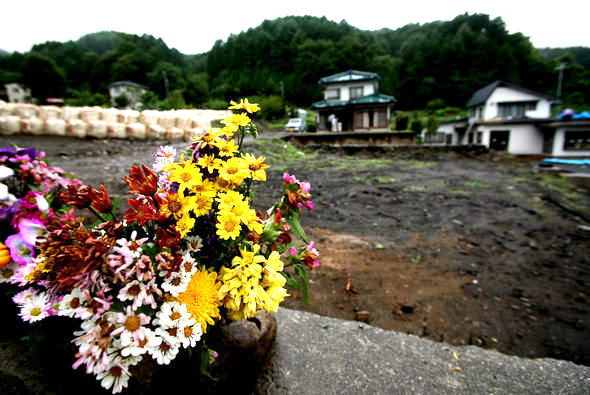 지난 7월19일 새벽 일본 나가노현 오카야시 미나토 지역의 산사태로 사라진 집터에 지난 12일 누군가가 가져다놓은 국화와 담배가 가랑비에 젖고 있어 그날의 참상을 되돌아보게 한다. 오카야/이종근 기자 <A href="mailto:root2@hani.co.kr">root2@hani.co.kr</A>