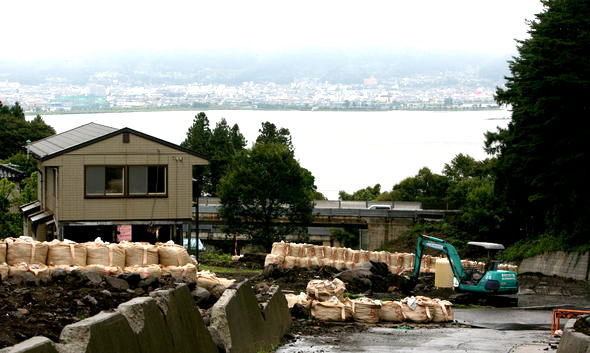 지난 7월19일 새벽 산사태가 일어나 8명이 숨진 일본 나가노현 오카야시 미나토 지역. 마대를 쌓아 만든 임시둑 밑으로 집은 사라지고 집터만 남았고, 도로 옆 옹벽도 굴러내린 바위에 부딪혀 깨진 흔적이 역력하다. 오카야/이종근 기자 <A href="mailto:root2@hani.co.kr">root2@hani.co.kr</A>