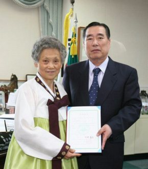 서울 노량진시장에서 젓갈장사를 하면서도 남다른 장학금 기탁선행을 보여 유명한 류양선(74) 할머니가 21일 한서대학교 함기선(65) 총장에게 제주도 서귀포시 성산읍에 있는 공시지가 1억원 상당의 땅을 학교발전용지로 써달라며 기부하고 있다. 한서대 제공 (서산=연합뉴스)