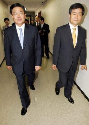 광주고등법원 찾은 검찰총장 정상명 검찰총장(왼쪽)이 22일 이용훈 대법원장의 ‘검찰·변호사 비하 발언’ 논란과 관련한 법원·검찰 간 갈등이 지속되고 있는 가운데 광주고등법원을 찾아 이태운 법원장과 함께 법원장실로 가고 있다. 광주/연합뉴스