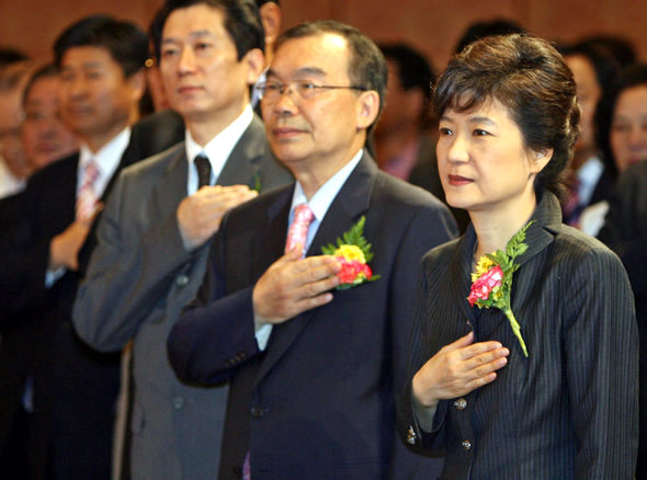 박근혜 전 한나라당 대표가 22일 대구 프린스호텔에서 열린 ‘뉴라이트전국연합 대구지부 창립대회’에 참석해 김진홍 뉴라이트전국연합 상임의장(박 대표 옆) 등과 함께 국민의례를 하고 있다. 대구/연합뉴스