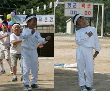 김종혁어린이(맨 앞))가 22일 학교 운동장에서 열린 가을운동회에서 밝은 모습으로 준비체조(왼쪽)와 국기에 대한 경례를 하고 있다. 정선/강재훈 선임기자 khan@hani.co.kr