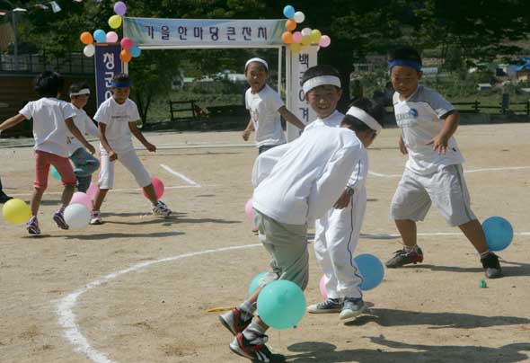 강원도 정선 가수분교 가을운동회에서 김종혁어린이가 청백군으로 나뉘어 벌이는 풍선터트리기를 하고 있다. 정선/강재훈 선임기자. khan@hani.co.kr