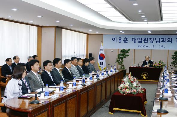 이 대법원장이 9월19일 대전지방법원을 방문해 '수사기록을 던져버러라'는 문제의 발언을 했다. 