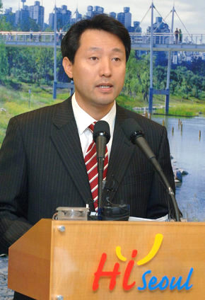 오세훈 서울시장이 25일 시청에서 기자간담회를 열어 은평뉴타운을 포함한 모든 공공개발 아파트에 후분양제를 도입하겠다고 밝히고 있다. 연합뉴스