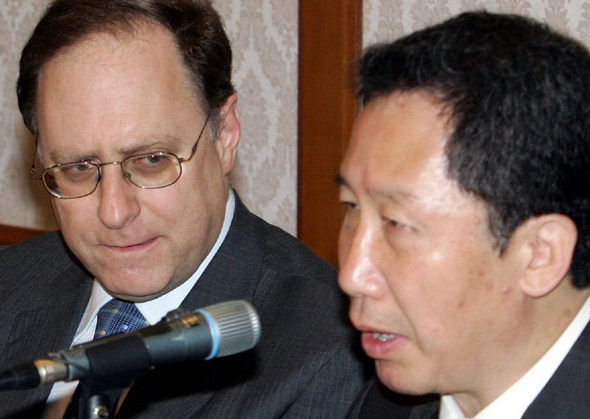 알렉산더 버시바우 주한 미국대사가 26일 오전 국회에서 열린 열린정책연구원 초청 정책간담회에 참석해 김근태 열린우리당 의장이 인사말을 하는 모습을 바라보고 있다. 이종찬 기자 <A href="mailto:rhee@hani.co.kr">rhee@hani.co.kr</A>