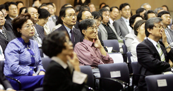 ’열림과 소통의 인문학’을 주제로 한 인문주간 개막식이 26일 서울 서대문구 대현동 이화여대 국제교육관에서 열려  참석자들이 학술진흥재단의 인문학 지원 현황을 듣고 있다. 김경호기자 jijae@hani.co.kr