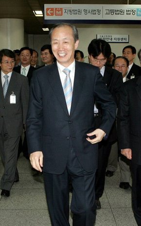 이용훈 대법원장이  26일 오후 이 대법원장이 서초동 서울 지방고등법원에서 일선 법원 순시를 하고 있다. 2006.9.26 (서울=연합뉴스)